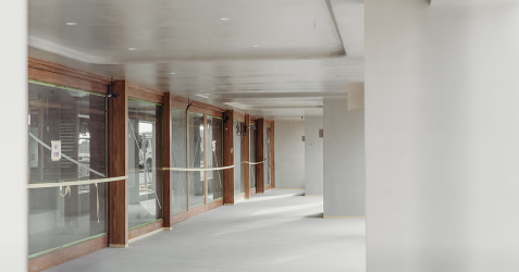 Modernes Wohngebäude mit Terrazzo GraniTech Außenputzoberfläche, die eine glatte, rissbeständige Oberfläche an einer mehrstöckigen Fassade mit Balkonen und architektonischen Details zeigt