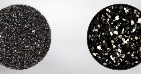 Nahaufnahme-Vergleich von zwei Terrazzo Monolith Black Stone Zuschlagstoffproben mit unterschiedlichen Korngrößen und Texturen – die linke Probe zeigt gleichmäßige kleine schwarze Steine, die rechte Probe weist gemischte schwarze Steine mit weißen Marmorsplittern für Steinharz-Oberflächenanwendungen auf