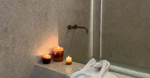 Was ist Microtopping – Terrazzo Granitech nahtlose Badezimmerwände und Badewanne mit strukturierter Betonoberfläche